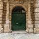 Un portale monumentale, con due possenti colonne tuscaniche, chiude il massiccio portone di ingresso